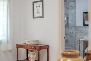 ヤイサにあるCasa de La Huerta by Villalizeのテーブルとボウルが付いた部屋