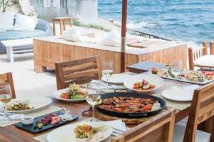 Una mesa con platos de comida encima de un barco. en 2BR Ground-Floor Villa Apartment with Pool, 10mins drive to Ibiza Airport, en Sant Josep de sa Talaia