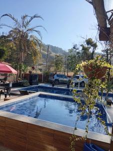 a swimming pool in the middle of a yard at Pousada Beija flor in Extrema +90 photos