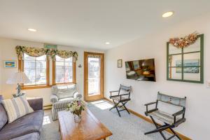 Χώρος καθιστικού στο Inviting Rockport Rental with Deck Walk to Beach!