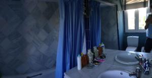 ein Badezimmer mit Waschbecken, Badewanne und Spiegel in der Unterkunft Apartamento Playa Muralla in El Puerto de Santa María