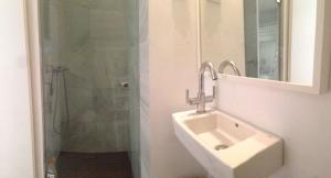 ein Badezimmer mit Waschbecken und Dusche in der Unterkunft Apartamento Playa Muralla in El Puerto de Santa María