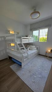 Ένα ή περισσότερα κρεβάτια σε δωμάτιο στο Blue Moon House Costa Ballena by Sanlúcar Housing