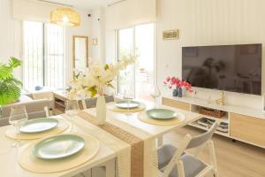 Μια τηλεόραση ή/και κέντρο ψυχαγωγίας στο Blue Moon House Costa Ballena by Sanlúcar Housing