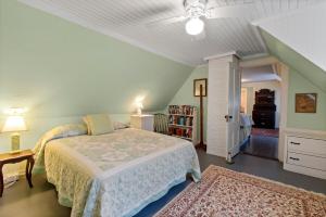 Postel nebo postele na pokoji v ubytování Cape Cod Historical Oasis - Mecarta Farm