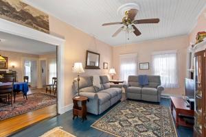 Posezení v ubytování Cape Cod Historical Oasis - Mecarta Farm