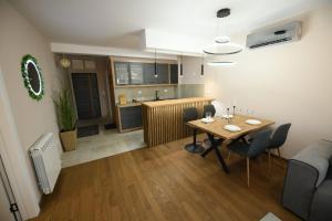 a kitchen and dining room with a table and chairs at Cristal Palace Suites 003 in Kragujevac