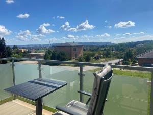 a balcony with a table and a chair on a balcony at Apartmány MB JARO Mladá Boleslav in Bradlec