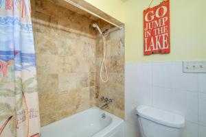 Ένα μπάνιο στο Cozy Cottage with Sunroom - Walk to Higgins Lake! +18 φωτογραφίες