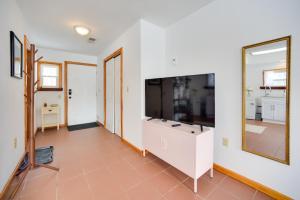 Fotografie z fotogalerie ubytování Cozy Studio on Secluded 55 Acres with Fire Pit! v destinaci Greenfield Center