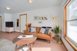 Televisyen dan/atau pusat hiburan di Cozy Studio on Secluded 55 Acres with Fire Pit!