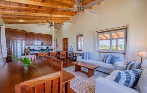 ein Wohnzimmer mit Couch und Tisch in der Unterkunft Infinite Sea - Lower Unit 3 bed 2 bath Caye Caulker in Caye Caulker