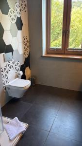 ザコパネにあるWilla Jarosta Premium & SPAのトイレと壁のある浴室