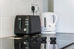 un grille-pain posé sur un comptoir de cuisine dans l'établissement Beautiful apartment in the heart of Oxford City, à Oxford