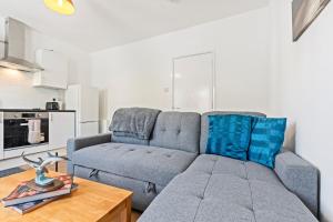 un salon avec un canapé et une table dans l'établissement Beautiful apartment in the heart of Oxford City, à Oxford 31 autres photos