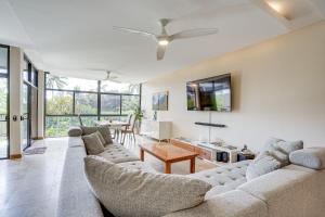 Ảnh trong thư viện ảnh của 1 Mi to Beach, Remote Work Hub Modern Kailua Gem! ở Kailua