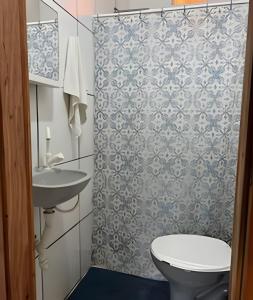 ein Badezimmer mit Toilette und Waschbecken in der Unterkunft Casa charmosa em BG - Casa Trevo in Barra Grande