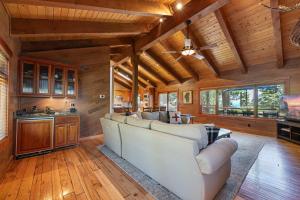 Η κουζίνα ή μικρή κουζίνα στο Twin Hollow at Dollar Point by Tahoe Getaways - 5BR w Game Room & Hot Tub