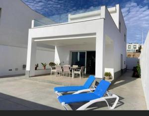 a pair of blue chairs sitting on a patio at Casa de Playa maravillosa en Taliarte in Las Palmas de Gran Canaria