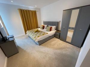 Un pat sau paturi într-o cameră la Pearl Bay - One bedroom Luxury Apartment in St Albans +3 fotografii