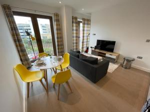 Un televizor și/sau centru de divertisment la Pearl Bay - One bedroom Luxury Apartment in St Albans