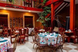 a restaurant with tables and chairs in a room at Hotel Campanario in Cuenca
