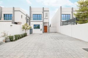フジャイラにあるAl Bandar Luxury Villa with private pool - Al Dana Island Fujairahの大白い家