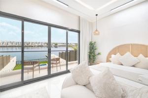 フジャイラにあるAl Bandar Luxury Villa with private pool - Al Dana Island Fujairahのベッドがあり水辺の景色が見える寝室 +40枚の写真
