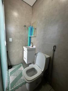 a small bathroom with a toilet and a sink at Casa com Piscina, área Gourmet e Ar Condicionado in Sumaré +29 photos