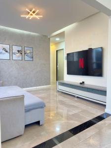 a bedroom with a large flat screen tv on a wall at Casa com Piscina, área Gourmet e Ar Condicionado in Sumaré