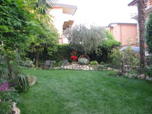 un cortile con prato e giardino di B&B Il Paiolo a Desenzano del Garda