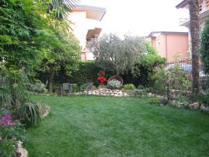 A garden outside B&B Il Paiolo