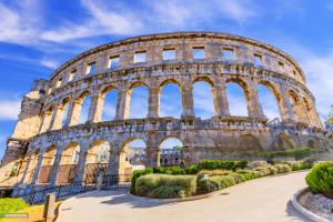 a view of the colosseum building at D&D rooms 20 in Pula