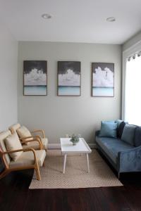 Posezení v ubytování CHIC, Renovated Brownstone in PRIME DT Albany