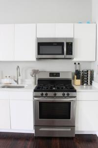 Kuchyň nebo kuchyňský kout v ubytování CHIC, Renovated Brownstone in PRIME DT Albany