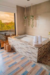 马里尼亚Cabañas con jacuzzi y chimenea - Casa Floral, Marinilla的浴室里有按摩浴缸和两把椅子