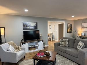 TV/trung tâm giải trí tại Spacious 3BR Knoxville Home - Sleeps 6 -Full Kitchen