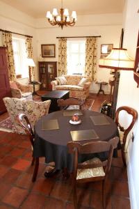 een woonkamer met een tafel en stoelen bij Triumphal Arch Lodge in Creagh