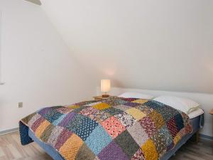 Ansagerにある4 person holiday home in Ansagerのベッドルーム(カラフルなキルトのベッド付)