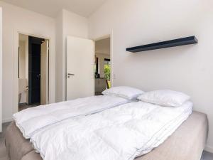 4 person holiday park home in Gillelejeにあるベッド +41枚の写真