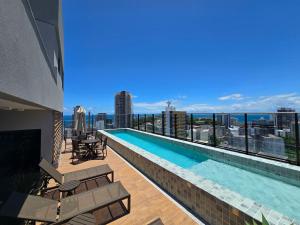 una piscina sul tetto di un edificio di Studio Barra Carnaval a Salvador
