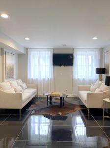 TV a/nebo společenská místnost v ubytování MODERN 1BR Apt with PRIVATE deck