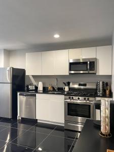 Kuchyň nebo kuchyňský kout v ubytování MODERN 1BR Apt with PRIVATE deck