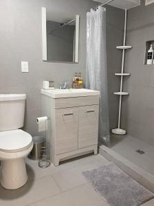 Koupelna v ubytování MODERN 1BR Apt with PRIVATE deck + 16 fotografií