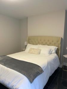 Postel nebo postele na pokoji v ubytování MODERN 1BR Apt with PRIVATE deck