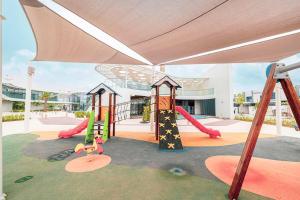 Ο χώρος παιχνιδιού για παιδιά στο Montagne 1 Luxury Villa 4 BR - Al Dana Island Fujairah