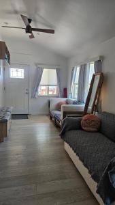 Un dormitorio con dos camas y un ventilador de techo. en Charming Spacious Parking Steps From Downtown Family Friendly Conventions,Petco Park,Rady Shell, Gaslamp, Beaches, Zoo,Balboa Park, en San Diego