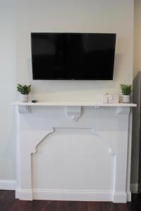 TV a/nebo společenská místnost v ubytování MODERN 1BR GREAT Location Downtown Parking