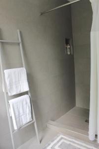 Koupelna v ubytování MODERN 1BR GREAT Location Downtown Parking