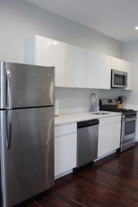 Kuchyň nebo kuchyňský kout v ubytování MODERN 1BR GREAT Location Downtown Parking